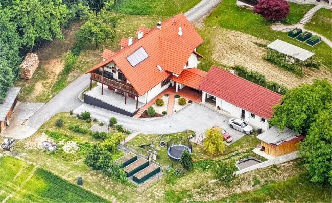 JENNERSDORF - MEHRFAMILIENHAUS mit extra BAUGRUND im Grünen - Titelbild