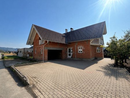 Wohnen mit Weitblick – großzügiges Haus mit zwei Wohnebenen, großem Garten, Pool und viel Potenzial!
