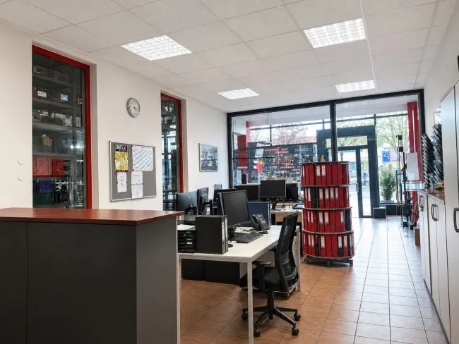Premium-Gewerbestandort mit Werkstatt, Hallen, Verkaufsflächen & Betriebswohnung - Bild