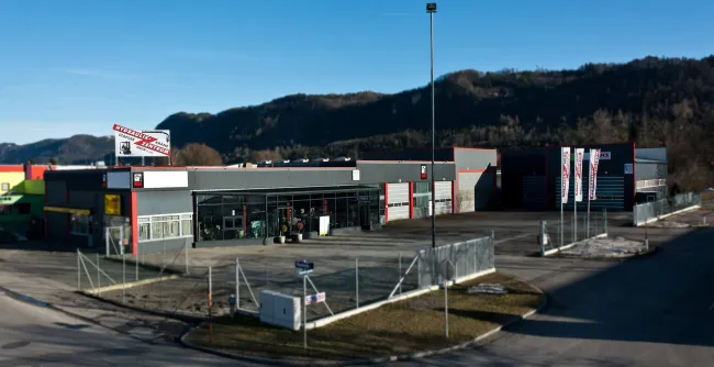 Premium-Gewerbestandort mit Werkstatt, Hallen, Verkaufsflächen & Betriebswohnung - Titelbild