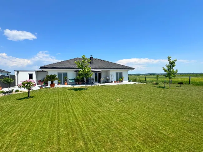 KÖNIGSDORF – Exklusiver Neubau-Bungalow in sonniger Ruhelage mit Fernblick - Bild