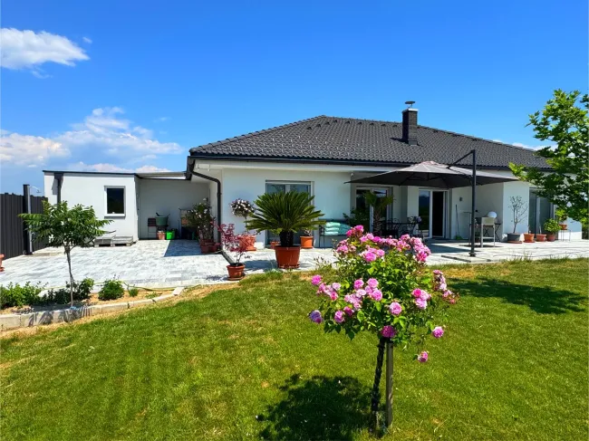 KÖNIGSDORF – Exklusiver Neubau-Bungalow in sonniger Ruhelage mit Fernblick - Bild