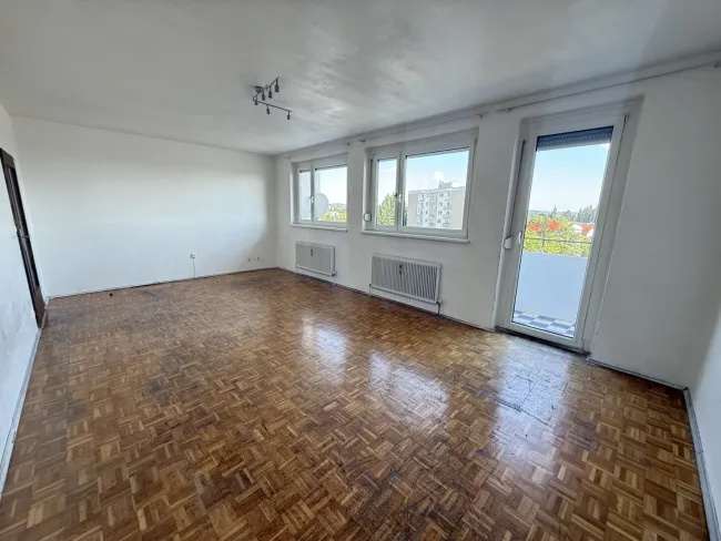 Sanierungsbedürftige 3-Zimmer-Wohnung im 8. Stock mit Süd-Loggia und traumhaftem Stadtblick! - Titelbild