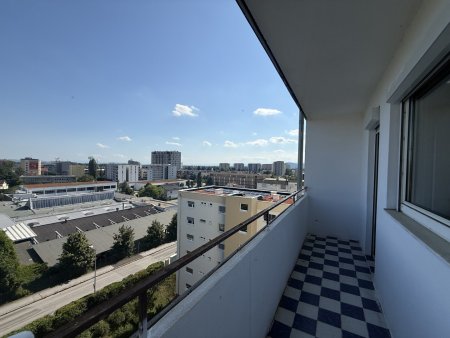 Sanierungsbedürftige 3-Zimmer-Wohnung im 8. Stock mit Süd-Loggia und traumhaftem Stadtblick!