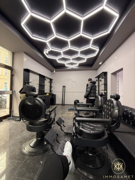 Hochwertig renovierter Salon in perfekter Lage gelangt zur Vermietung - um nur 853€!