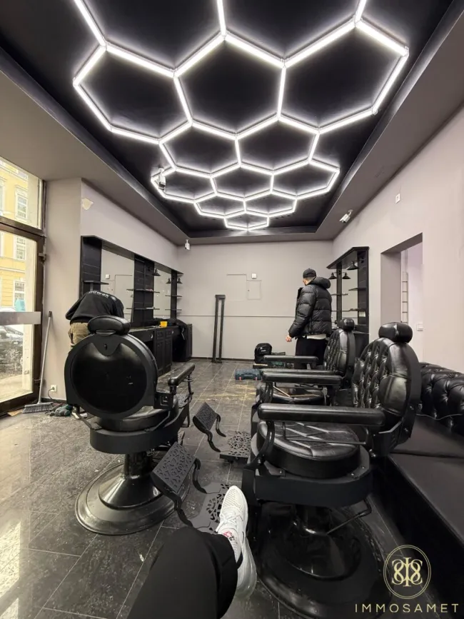 Hochwertig renovierter Salon in perfekter Lage gelangt zur Vermietung - um nur 853€! - Bild