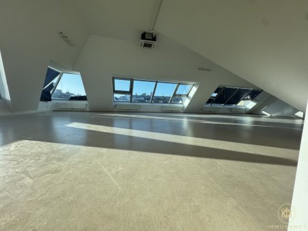 Therapieräume/ Pilatesstudio/ Atelier: Absolutes Lichtjuwel im Dachgeschoss zur Vermietung