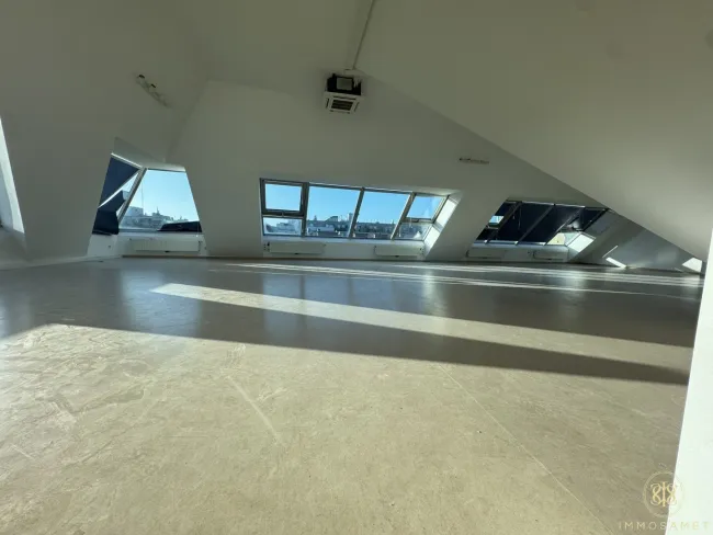 Therapieräume/ Pilatesstudio/ Atelier: Absolutes Lichtjuwel im Dachgeschoss zur Vermietung - Titelbild