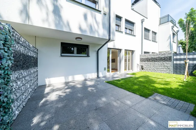 Modernes Reihenhaus in ruhiger Lage mit Garten, 3 Bädern & Parkplatz! - Titelbild