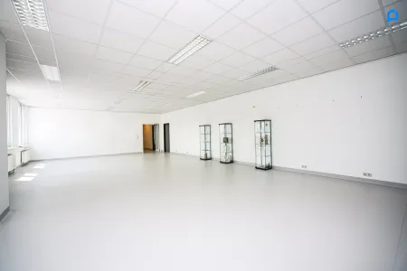 +Modernes Büro 545m² (oder auf 2x270m² teilbar) , 15-20 Räume insgesamt möglich, Teeküche, Toiletten, optionale PKW Stellplätze, optionaler Keller+