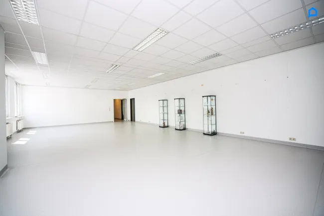 +Modernes Büro 545m² (oder auf 2x270m² teilbar) , 15-20 Räume insgesamt möglich, Teeküche, Toiletten, optionale PKW Stellplätze, optionaler Keller+ - Bild