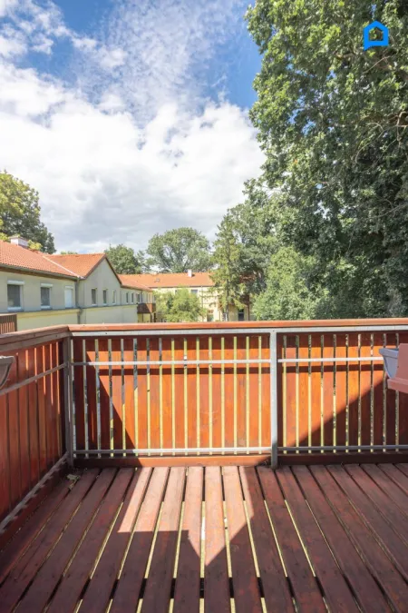 Wohnen nahe Oberlaa – helle 3-Zimmer-Wohnung mit riesigem Wohnbereich 36 m² Wohnküche und 7,8 m² Balkon + grüner Innenhof, 1. OG, Dachgeschoss
