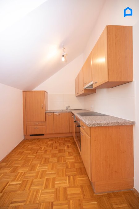 Wohnen nahe Oberlaa – helle 3-Zimmer-Wohnung mit riesigem Wohnbereich 36 m² Wohnküche und 7,8 m² Balkon + grüner Innenhof, 1. OG, Dachgeschoss