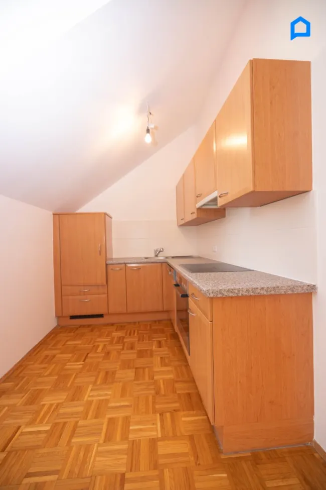 Wohnen nahe Oberlaa – helle 3-Zimmer-Wohnung mit riesigem Wohnbereich 36 m² Wohnküche und 7,8 m² Balkon + grüner Innenhof, 1. OG, Dachgeschoss - Bild