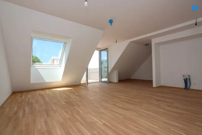 ERSTBEZUG, UNABHÄNGIG v. fossilen Brennstoffen, Dachgeschoss NEU mit modernster Ausstattung 77,07m² Wohnfläche, 3 Zimmer plus Nebenräume, auch Altbau Etagen-Wohnungen, Wärmepumpe, Klima - Bild