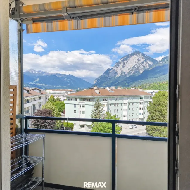 Wohnung mit 2 Loggien Sicht auf Patscherkofel und Bergisel in begehrter Lage Hötting. Uni, Klinik & Innenstadt fußläufig erreichbar Tiefgaragenstellplatz im Kaufpreis enthalten - Bild