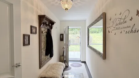 2. Eingangsbereich hinter dem Haus