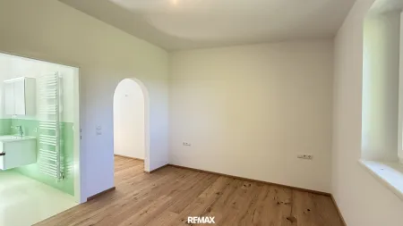 Schlafzimmer im EG mit Schrankraum und Badezimmer