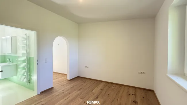 Schlafzimmer im EG mit Schrankraum und Badezimmer