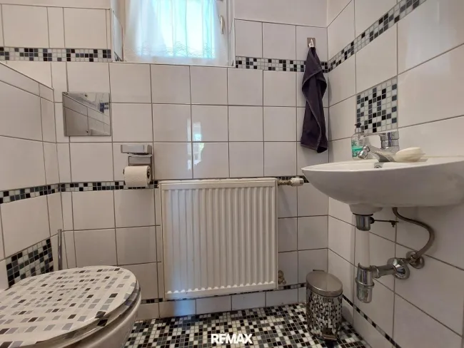 Toilette mit Handwaschbecken