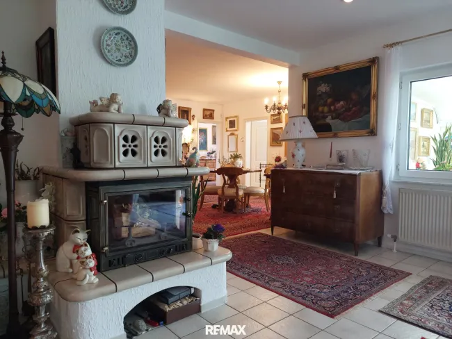 Kachelofen mit Blick in das Speisezimmer