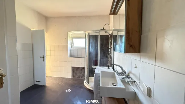 Badezimmer mit Dusche und WC