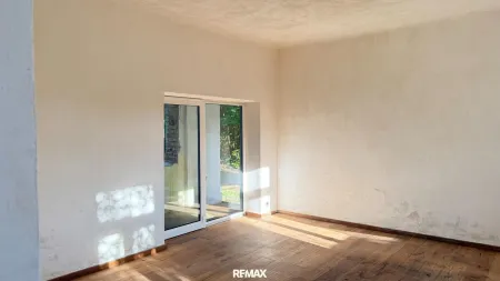 Wohnzimmer mit Ausgang zum Arkadengang
