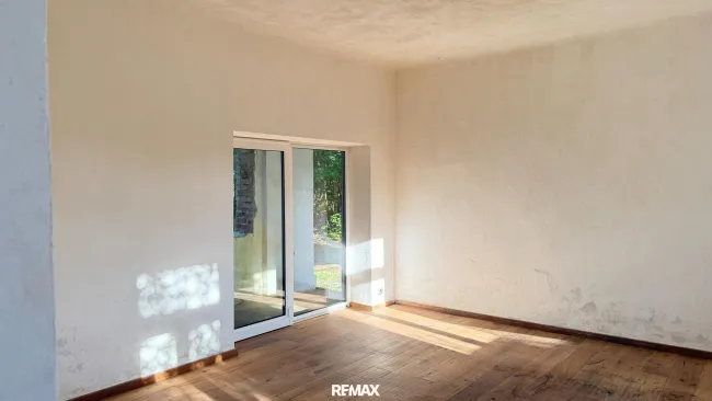 Wohnzimmer mit Ausgang zum Arkadengang