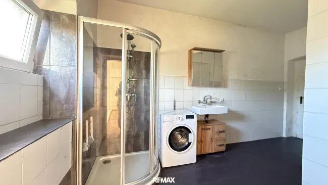 Badezimmer mit Dusche und WC