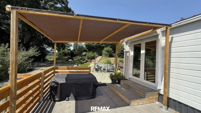Terrasse teilweise mit Sonneschutz
