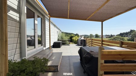Terrasse teilweise mit Sonneschutz