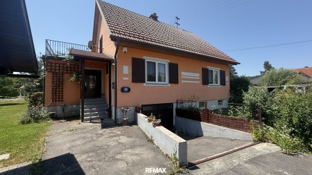 Straßenansicht mit Zufahrt