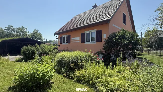 Ansicht mit Vorgarten