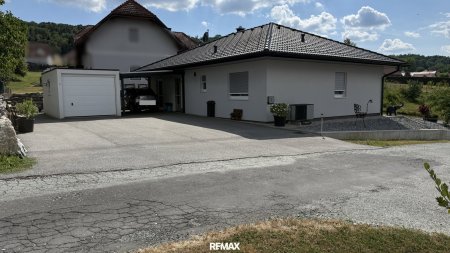 Bezugsfertiger, moderner Bungalow mit Burgblick