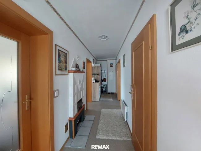 Vorzimmerblick vom Badezimmer aus in die Wohnung