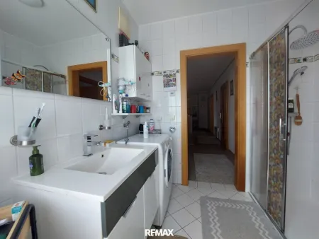 einladendes, helles Badezimmer