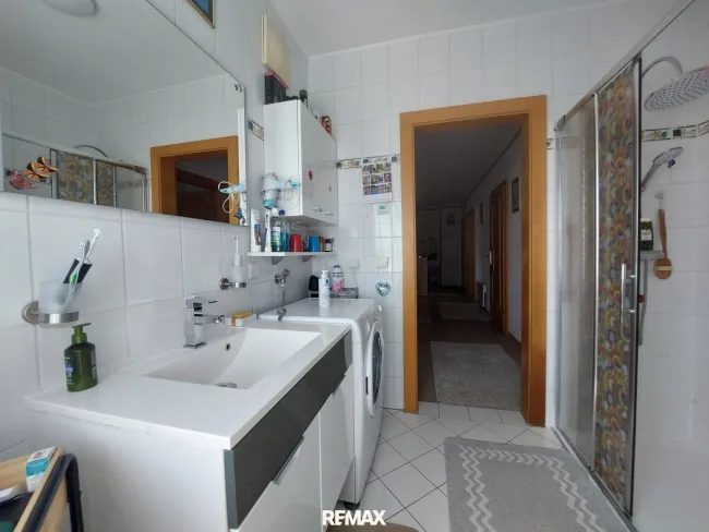 einladendes, helles Badezimmer