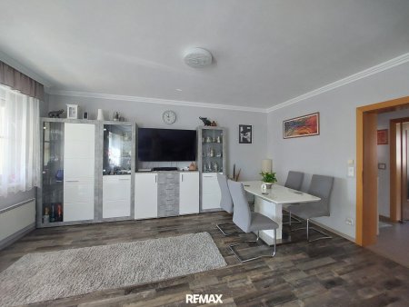 großzügiges Wohnzimmer/Essbereich