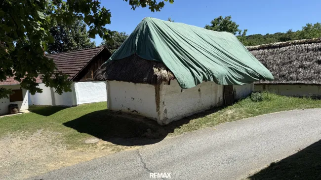 Historischer Weinkeller aus dem Jahr 1839 in der berühmten Kellergasse Heiligenbrunn – Idylle pur im Südburgenland - Bild
