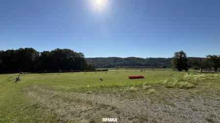 sonniges Baugrundstück