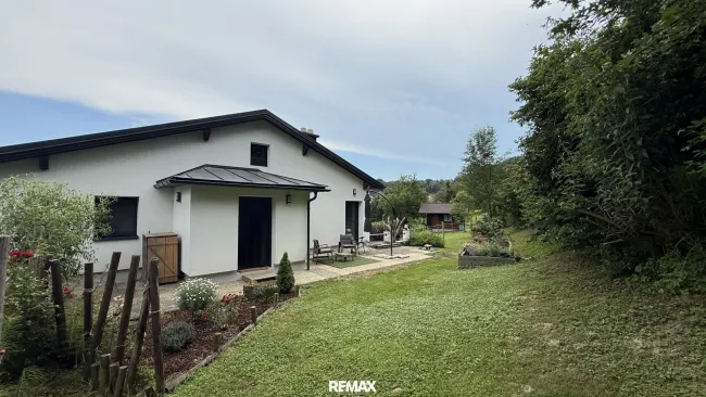 **Traumhaftes Einfamilienhaus mit Pferdestall, Koppel und großem Grundstück in Bocksdorf** - Bild
