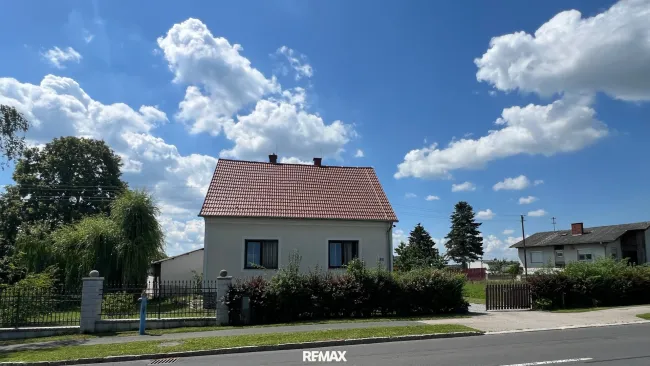Hausansicht von der Straße aus