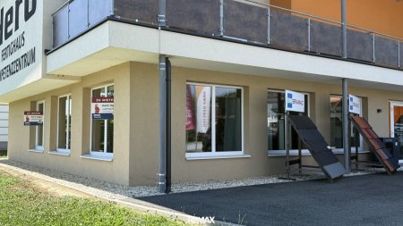 Ansicht Geschäftslokal mit Parkplätzen