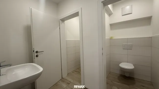 2 WC mit Vorraum und Waschbecken