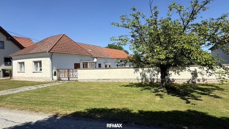 Traditioneller Streckhof mit großem Grundstück im idyllischen Pinkatal
