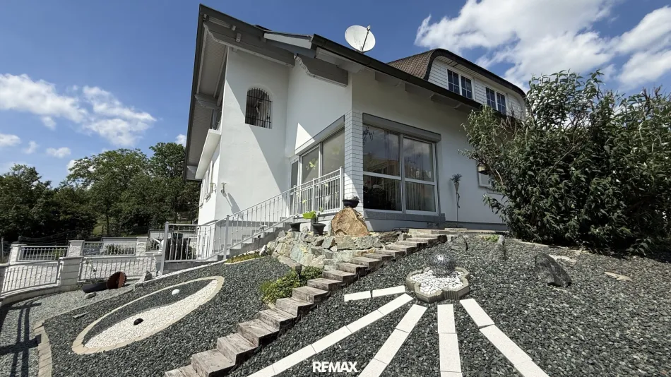 Modernes Einfamilienhaus in Hannersdorf mit Garten, Pool, Balkon & Garage - Titelbild