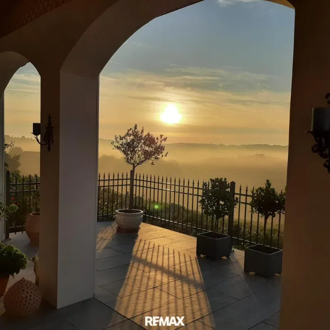 die ersten Sonnenstrahlen auf der Terrasse erleben