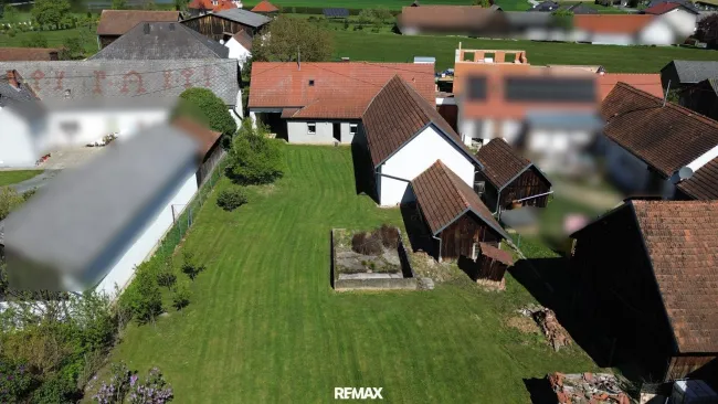 Drohnenansicht beim Haus und Garten