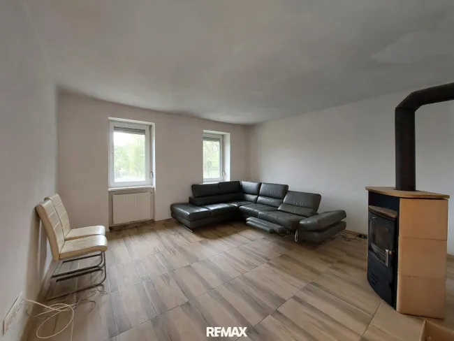 Wohnzimmer mit Stückholzofen