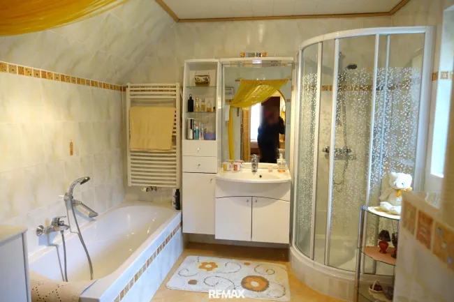 Badezimmer im Dachgeschoss - Foto 1